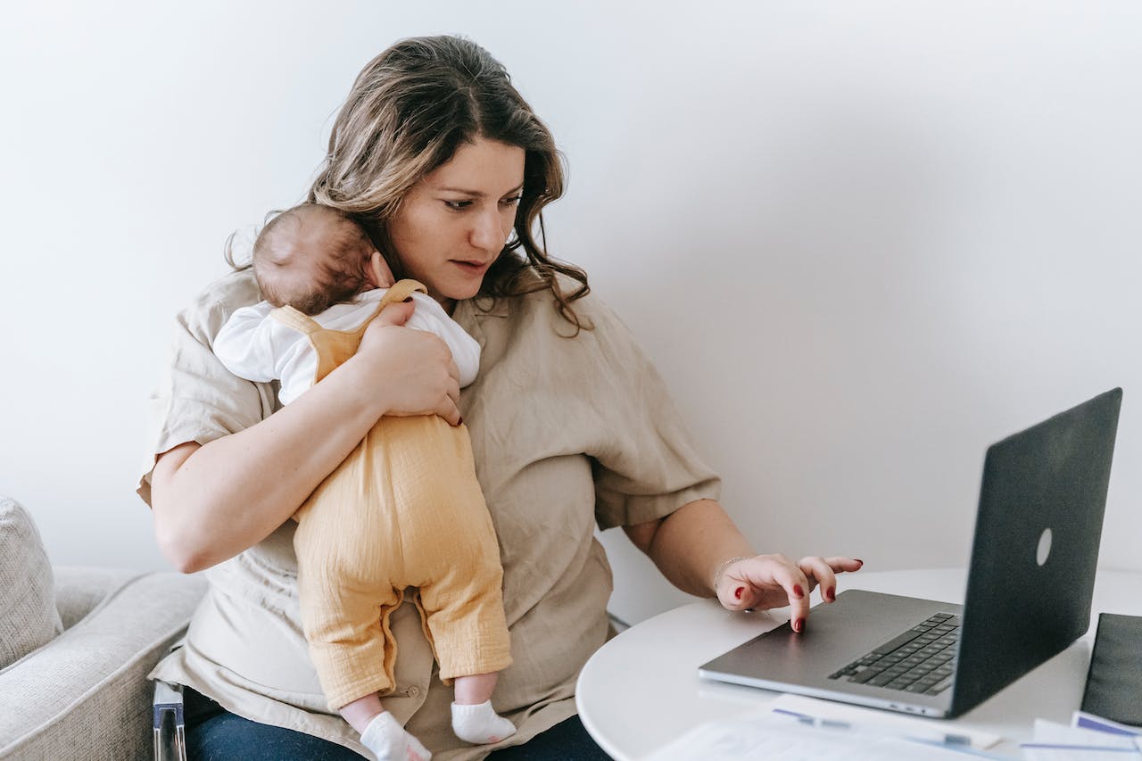 6 MUST-HAVES To Simplify Working From Home For Moms